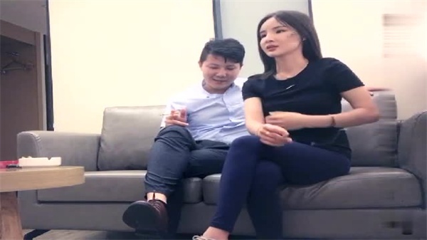 大屌猛男奇葩姿势怒插粉穴嫩乳金发萝莉 如同飞机杯一样被各种玩弄 极度视觉冲击-快影AV